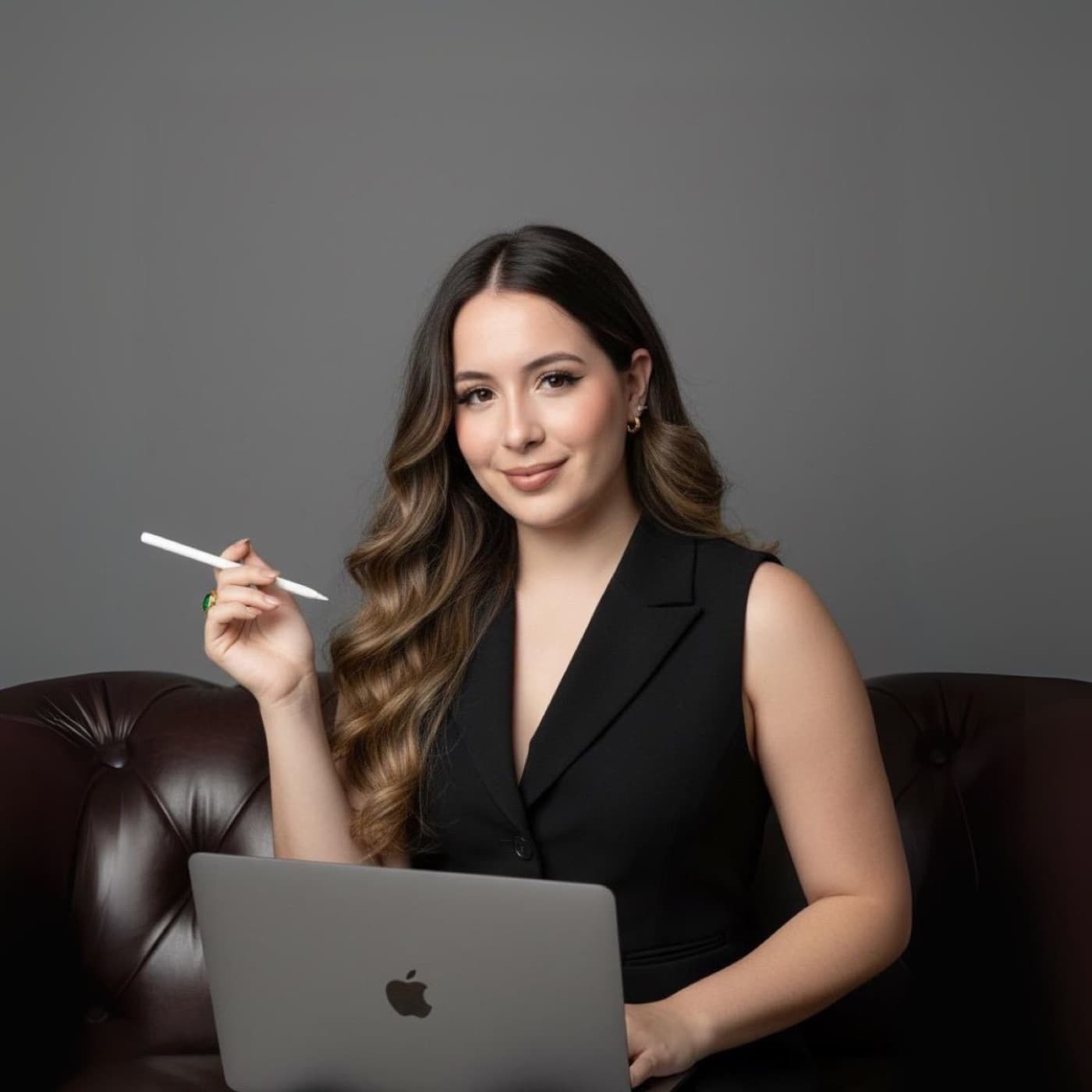 Maga, de NRO.ONE, con su laptop y una pluma